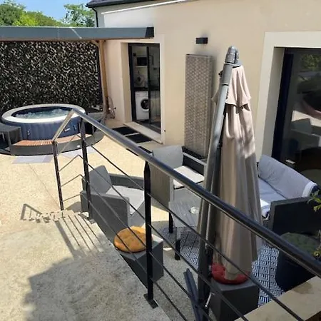 Apartment Independant Refait A Neuf Avec Jacuzzi Et Terrasse Privative Proximite Gare Viarmes